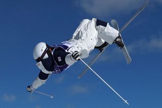 Olympiáda | Japonský lyžař dokončil svou jízdu pozadu. Přesto vybojoval stříbro - Sport.cz